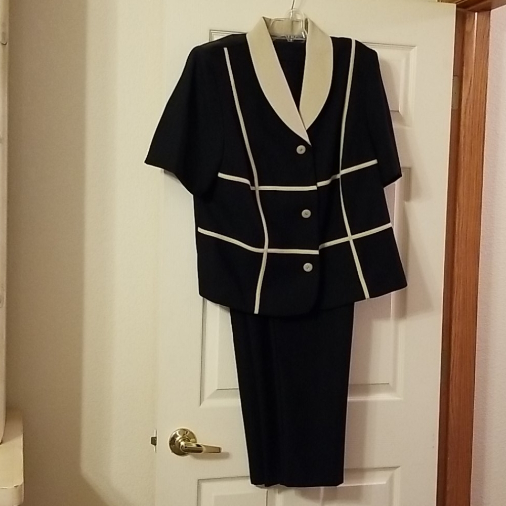 Short Sleeve 2 Puce Suit